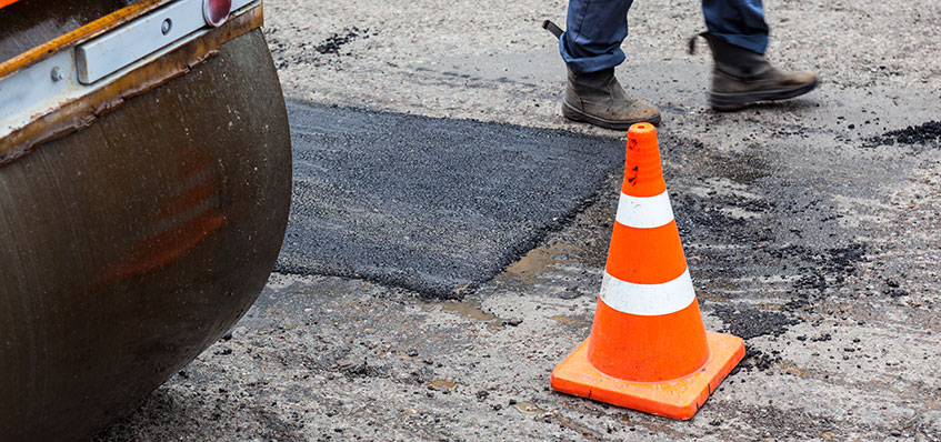 Repara un bache con asfalto en frío gracias a Fixer Compresores